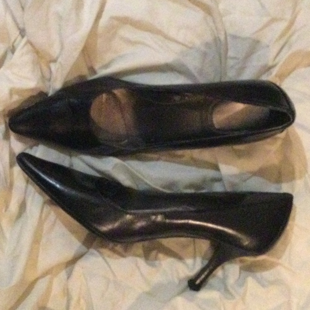 Calvin Klein Classic Pump. 2.75 heel. Size 6.5?